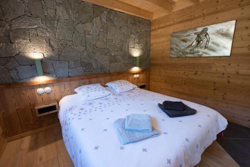 拉布雷斯TOUT NEUF - Chalet Paul avec sauna的一间卧室配有带毛巾的床