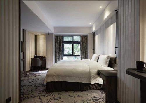 台北在家行旅 西門館的一间卧室设有一张大床和一个窗户。