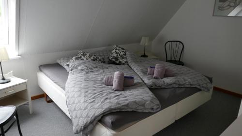 博雷Gård的一间卧室配有一张带两个枕头的床