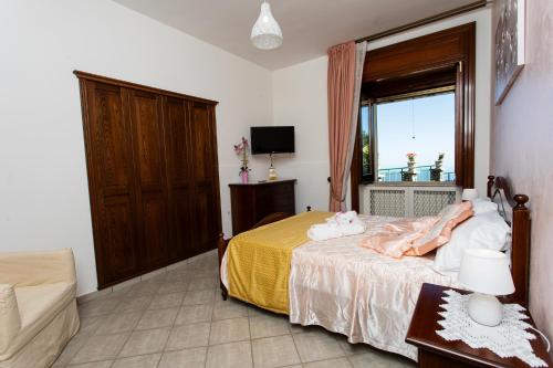 阿杰罗拉Apartments PARADISE GARDEN Holiday House的一间卧室配有一张带黄色毯子和窗户的床