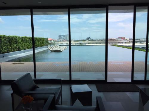 Ban Khlong SamrongIdeo S115 New luxury condominium at Sukhumvit 115的享有水景的客厅