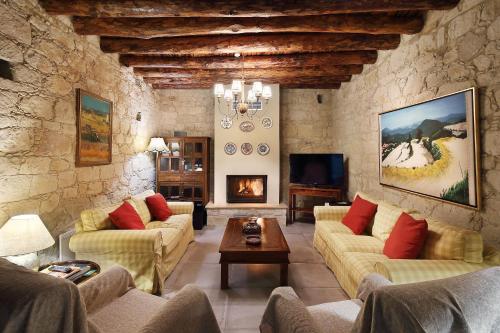 ArsosKANTARA HOUSE - A Rural Retreat of Comfort & Class!的客厅设有两张沙发和一个壁炉