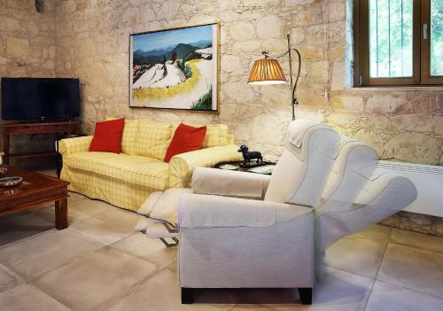 ArsosKANTARA HOUSE - A Rural Retreat of Comfort & Class!的客厅配有沙发和椅子