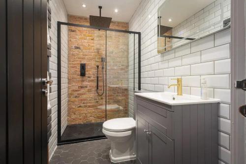 布莱克浦Capri Stays - Apartment Two - Two Bed Apartment的带淋浴、卫生间和盥洗盆的浴室