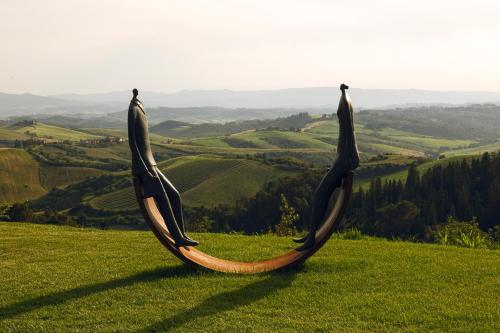 卡斯特法尔菲Castelfalfi的两座鲸鱼雕塑坐在草地上