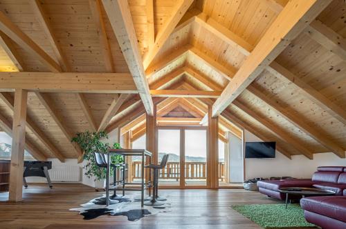 阿特湖畔施泰因巴赫Attersee-Chalet Angermann Familie Spalt的客厅设有木天花板和横梁