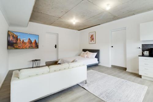吉朗Highton Accommodation (Geelong)的白色的客厅配有白色的沙发和床。