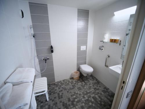 布鲁瓦布卢瓦中心宜必思快捷酒店的带淋浴、卫生间和盥洗盆的浴室