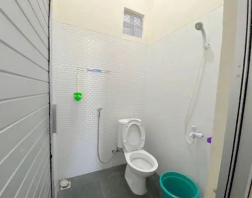 SPOT ON 91343 Kartika Guest House Syariah的一间浴室