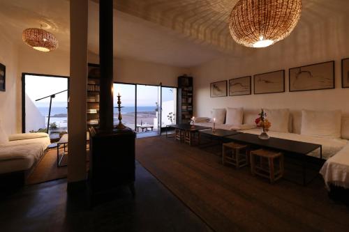 沃利迪耶El Manzar的客厅配有沙发和桌子