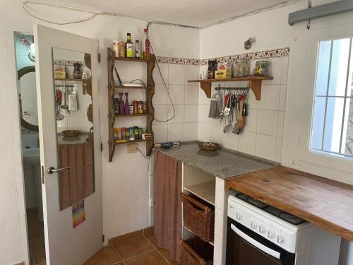 圣埃乌拉利亚retreat studio的一个带柜台和水槽的小厨房