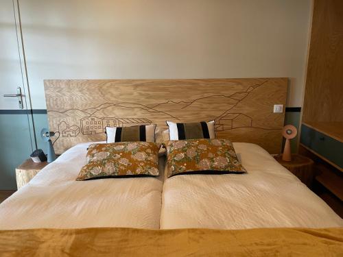 圣皮索内维尔Hotel Trinquet的床上有2个枕头