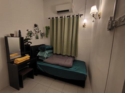 甘文丁HOMESTAY SYAABAN Kamunting Taiping Batu Kurau Ulu Sepetang的小房间设有绿帘和沙发