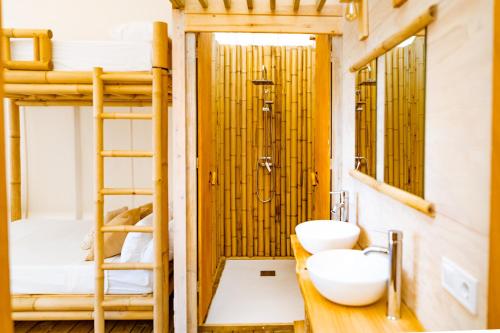 克莉丝蒂娜岛Kampaoh Isla Cristina的一间带两个水槽和两张双层床的浴室