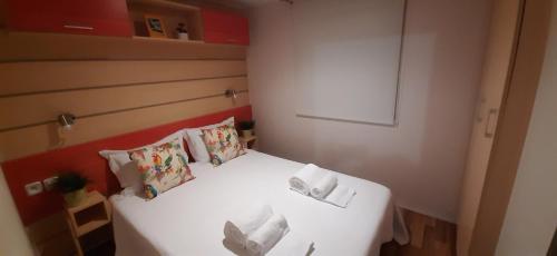 Foz do SousaRota da vila-Quinta das Rãs的一间小卧室,配有白色的床和枕头