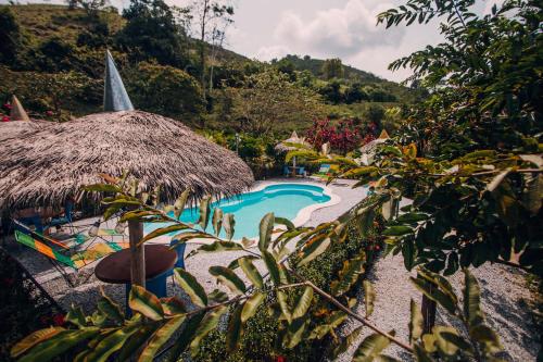 Makenke Hostel By Los Colores Ecoparque内部或周边泳池景观