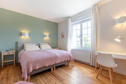 Bucy-le-LongLa Maison de Jeanline的卧室配有粉红色的床和窗户。