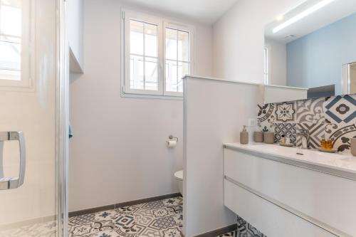 Bucy-le-LongLa Maison de Jeanline的一间带水槽和镜子的浴室