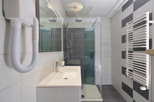布雷拉Villa Dalmatia Apartments的白色的浴室设有水槽和镜子
