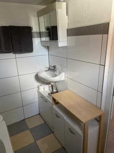 多特蒙德Monteurzimmer für 2 Person - Nähe DO-Flughafen的一间带水槽和镜子的小浴室
