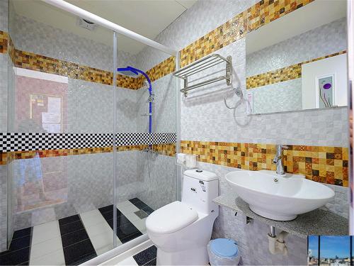 台东台東市安慶67套房館歡迎短租長租的浴室配有卫生间、盥洗盆和淋浴。