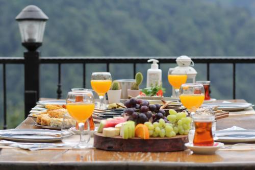 里泽DUDİ KONAK HOTEL的一张桌子,上面放着水果和饮料