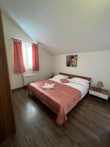 波尔Villa Marina - Sea view的一间卧室配有一张带红色毯子的大床