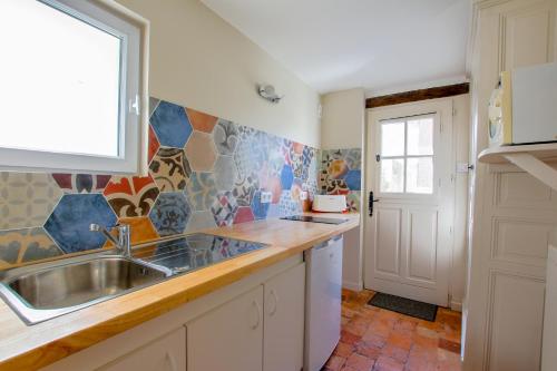La BohalleLa Bohal' Loire的厨房设有水槽和窗户。