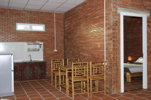 Nguyet Que Homestay & Tours的厨房或小厨房
