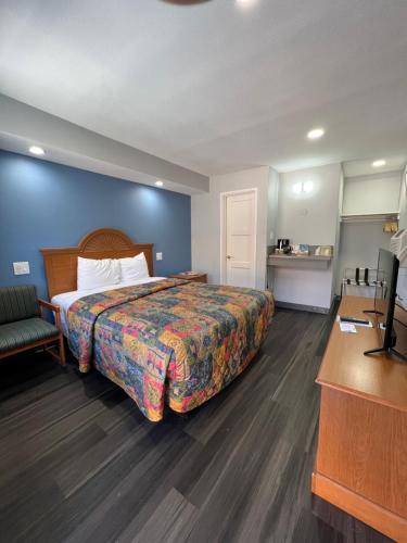 毕夏普毕夏普榆树汽车旅馆的酒店客房,配有床和电视