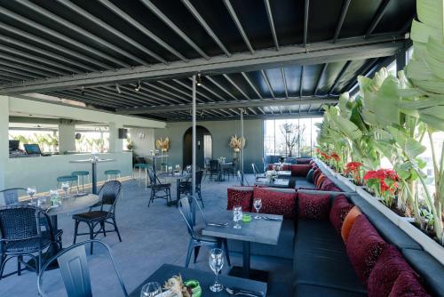 卡萨布兰卡JM Suites Hotel Eco-Friendly Casablanca的一间带沙发和桌椅的餐厅