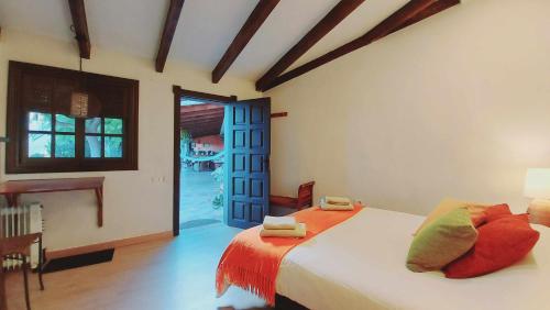 ArafoFinca La Casita en entorno natural的一间卧室配有一张带橙色毯子的床