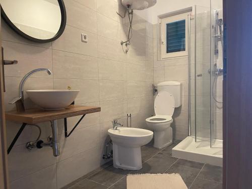 瓦伦Villa Nika的浴室配有卫生间、盥洗盆和淋浴。