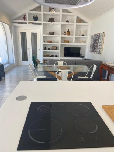 圣塔伦Casa Pitta Charm Villa的厨房以及带桌椅的起居室。