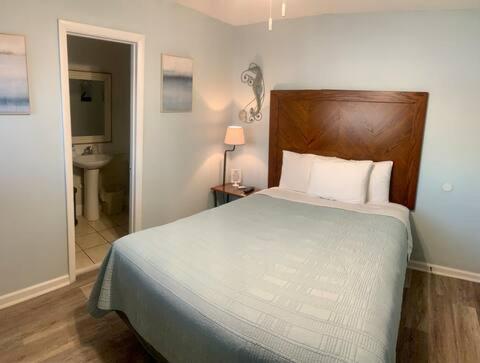 Cedar PointWaterway Inn的一间卧室配有一张床,浴室设有水槽
