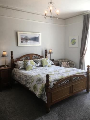 莫顿汉普斯泰德Cookshayes Country Guest House的一间卧室配有一张床和一个吊灯