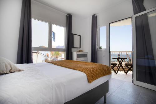 大塔拉哈尔Casa Playa Chica的卧室设有白色大床和窗户。
