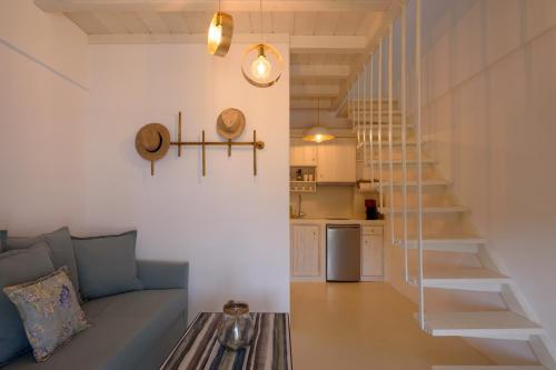 基莫洛斯岛ASTRAVI的客厅设有蓝色的沙发和螺旋楼梯。