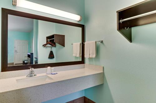 阿兰瑟斯港阿兰萨斯港岛屿酒店的一间带水槽和大镜子的浴室