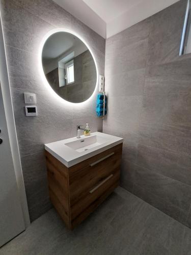 雷夫菲勒普Villa Field6的一间带水槽和镜子的浴室