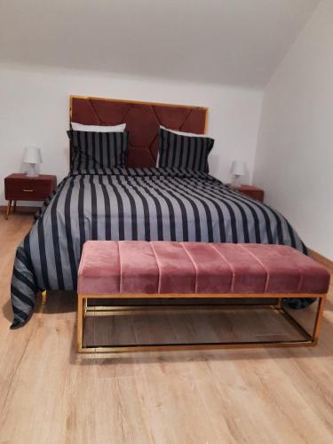 第戎Luxury suite maladiere 2的一张大床,在房间内配有红色长凳