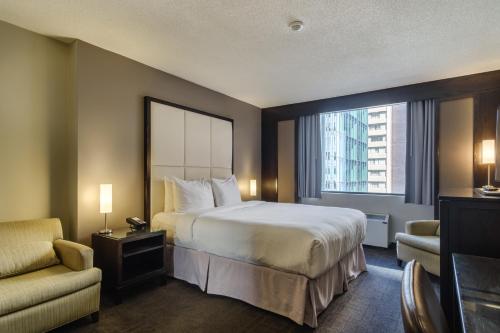 渥太华艾克酒店的酒店客房设有床和窗户。