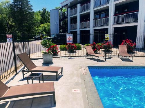 堪萨斯城堪萨斯城美国酒店，KS的一座建筑物前的游泳池,旁边设有椅子