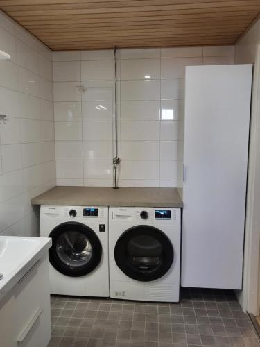 拉赫蒂Captain's Square的厨房配有洗衣机、洗衣机和烘干机。