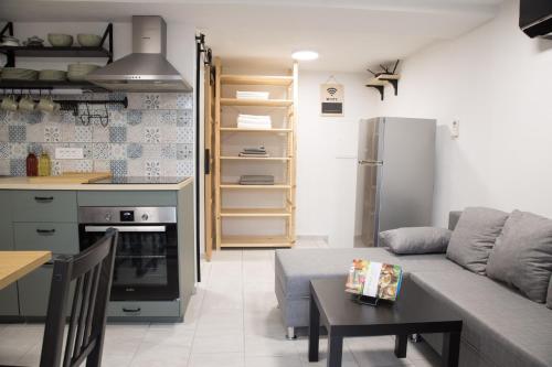 多姆扎莱Apartma Licko的厨房以及带沙发和桌子的客厅。