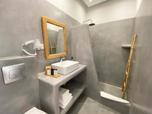 帕罗奇亚Lyra Seafront Apartment , Paroikia Town Center的一间带水槽和镜子的浴室