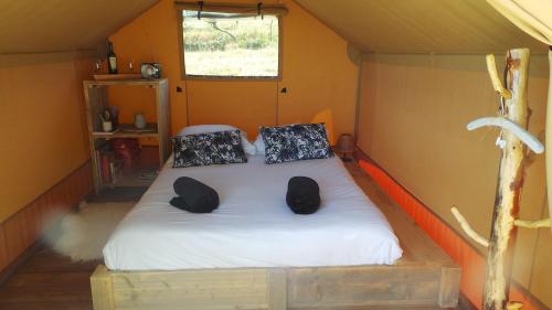 MonprimblancLOVE HORIZON的帐篷内小房间的床