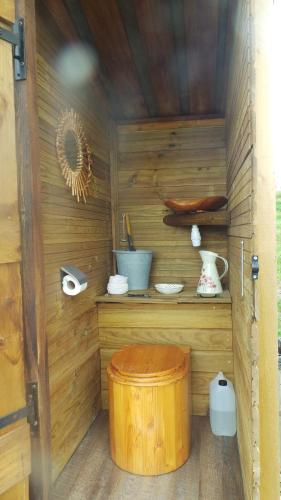 MonprimblancLOVE HORIZON的小型木房间,配有桌子和桶子