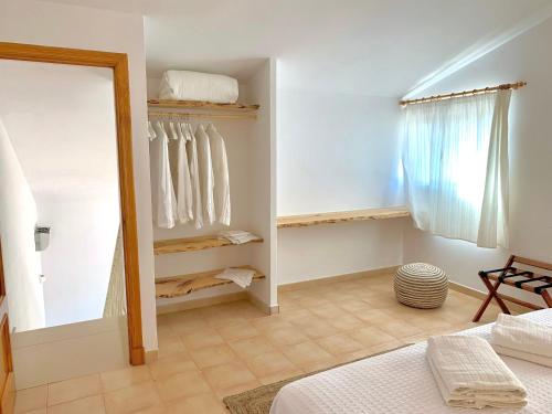 卡拉加尔达纳Es Cucó的一间带镜子的卧室和一张位于客房内的床