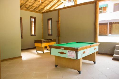 卡西米鲁-迪阿布雷乌Pousada Cascata的一间房间,里面设有两张乒乓球桌